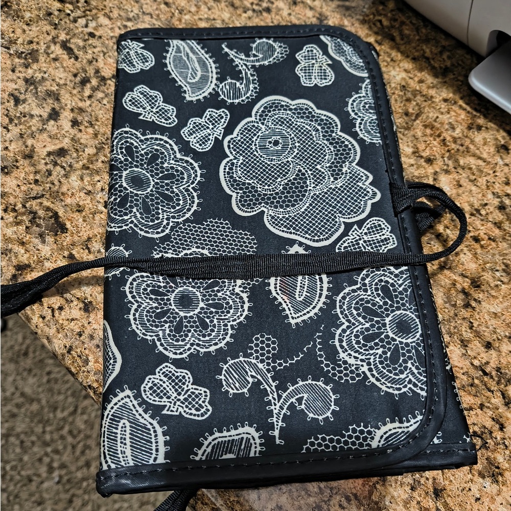 31 trifold organizer. Black and white floral pattern. Smoke and pet free home.